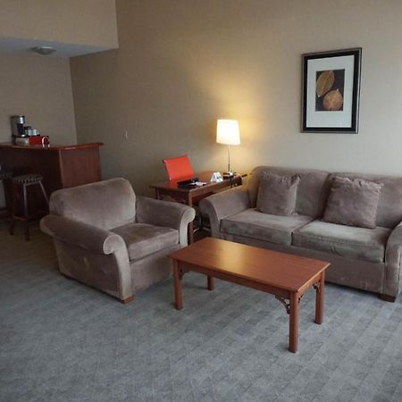 Ramada By Wyndham Kelowna Hotel & Conference Center Екстер'єр фото