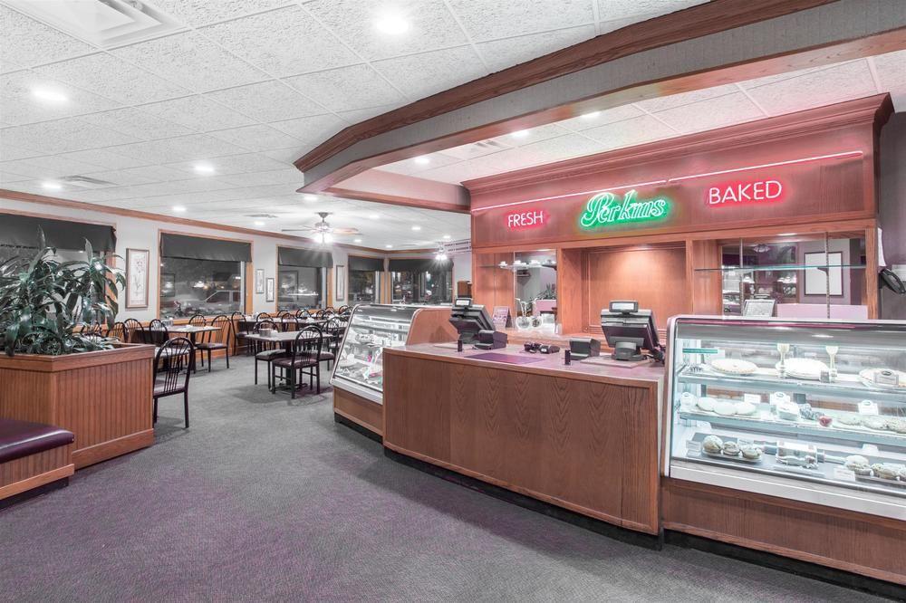 Ramada By Wyndham Kelowna Hotel & Conference Center Екстер'єр фото