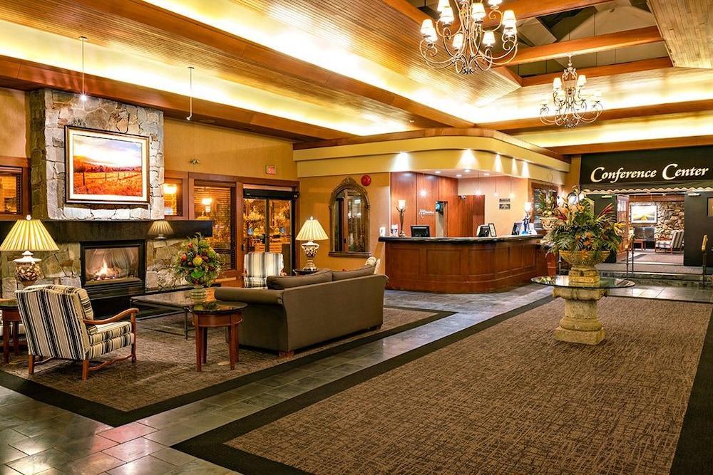 Ramada By Wyndham Kelowna Hotel & Conference Center Екстер'єр фото