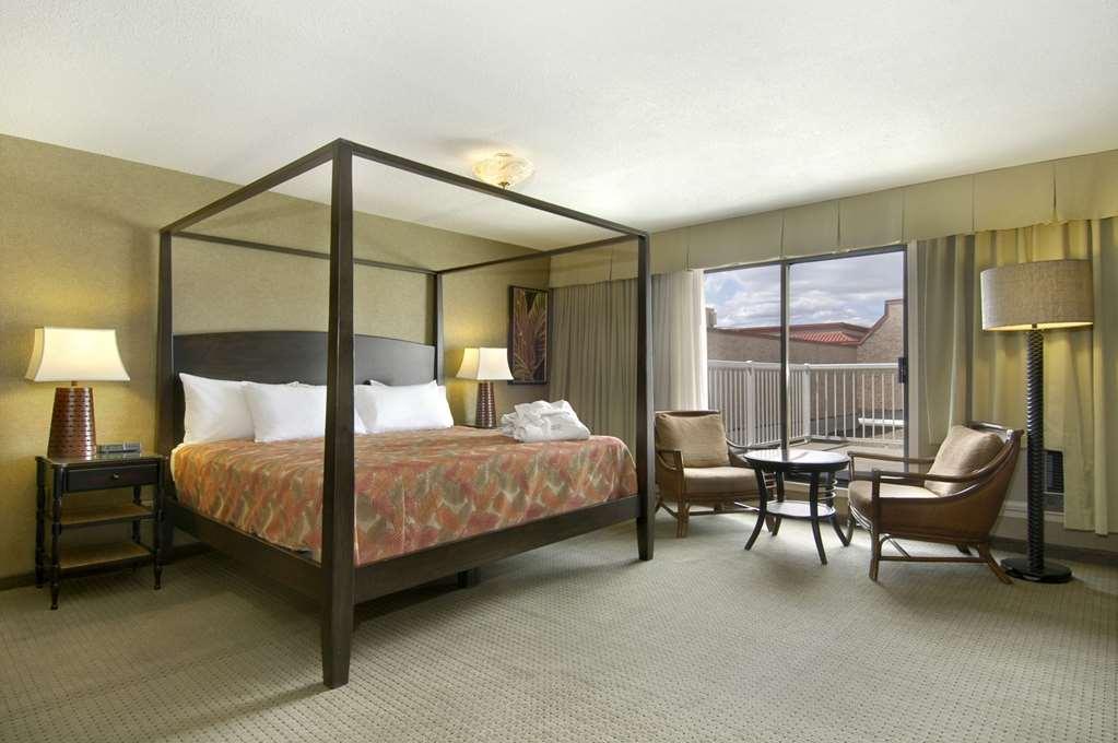 Ramada By Wyndham Kelowna Hotel & Conference Center Екстер'єр фото