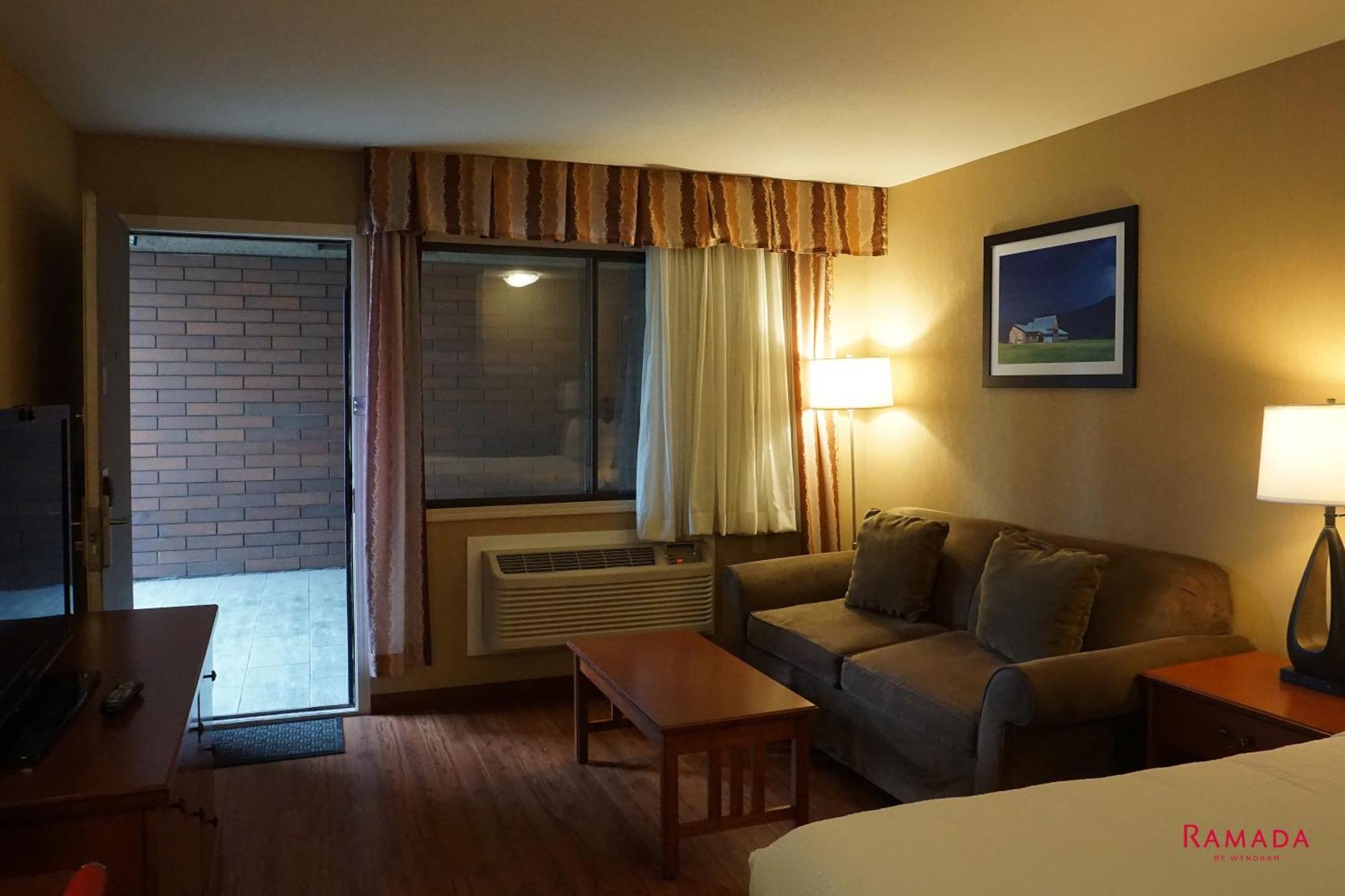 Ramada By Wyndham Kelowna Hotel & Conference Center Екстер'єр фото