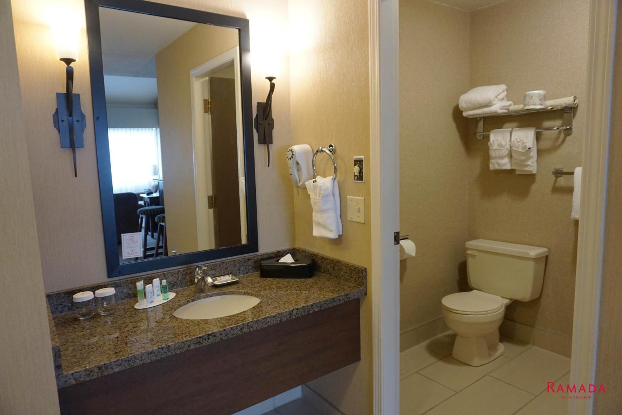 Ramada By Wyndham Kelowna Hotel & Conference Center Екстер'єр фото