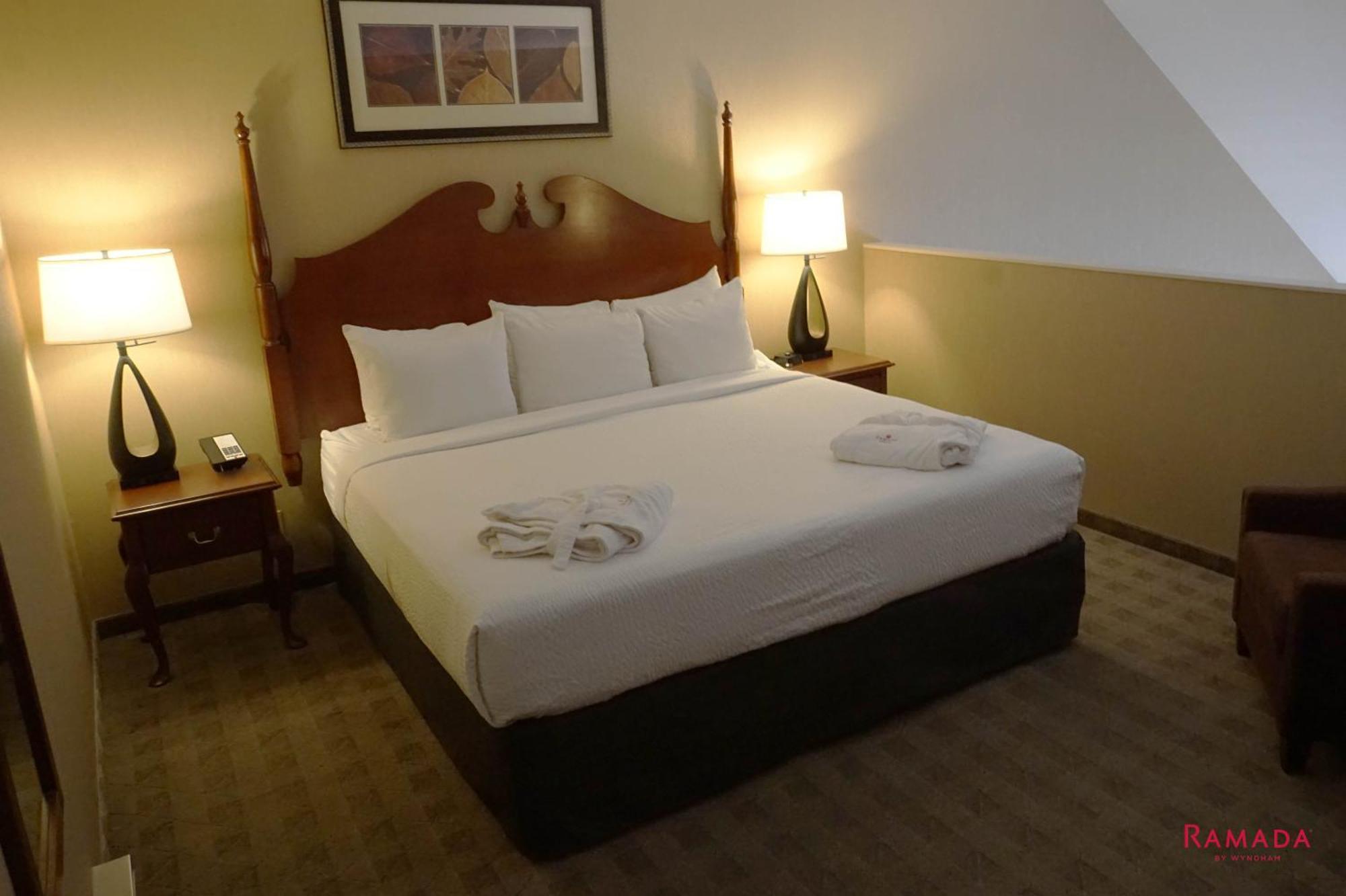 Ramada By Wyndham Kelowna Hotel & Conference Center Екстер'єр фото