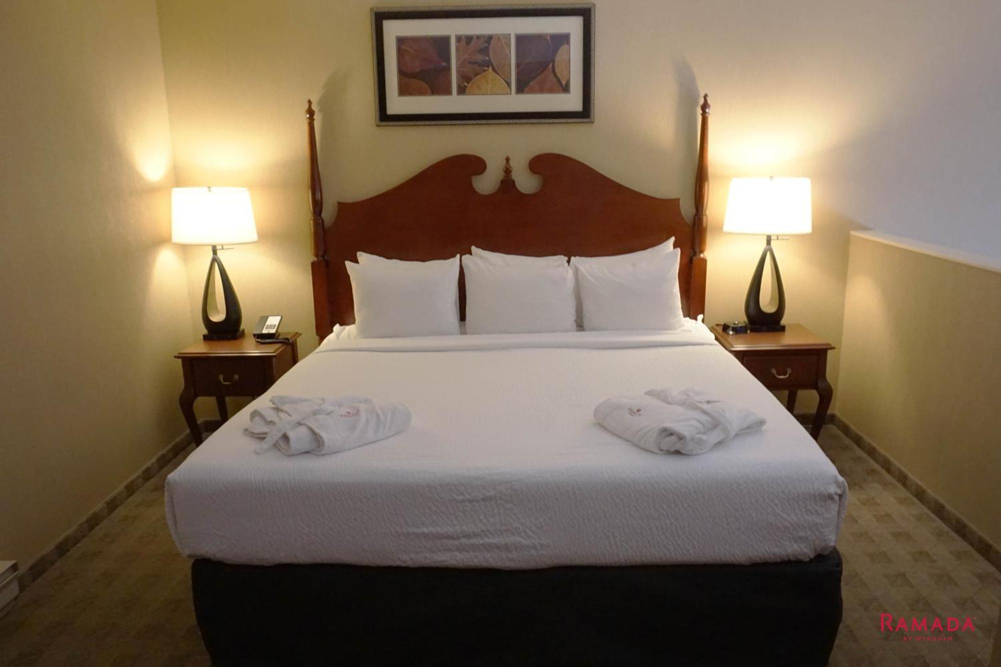 Ramada By Wyndham Kelowna Hotel & Conference Center Екстер'єр фото