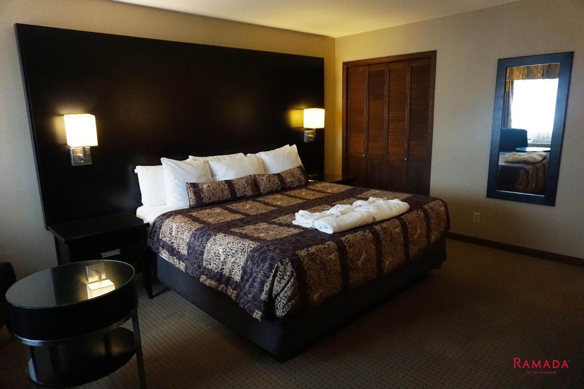 Ramada By Wyndham Kelowna Hotel & Conference Center Екстер'єр фото