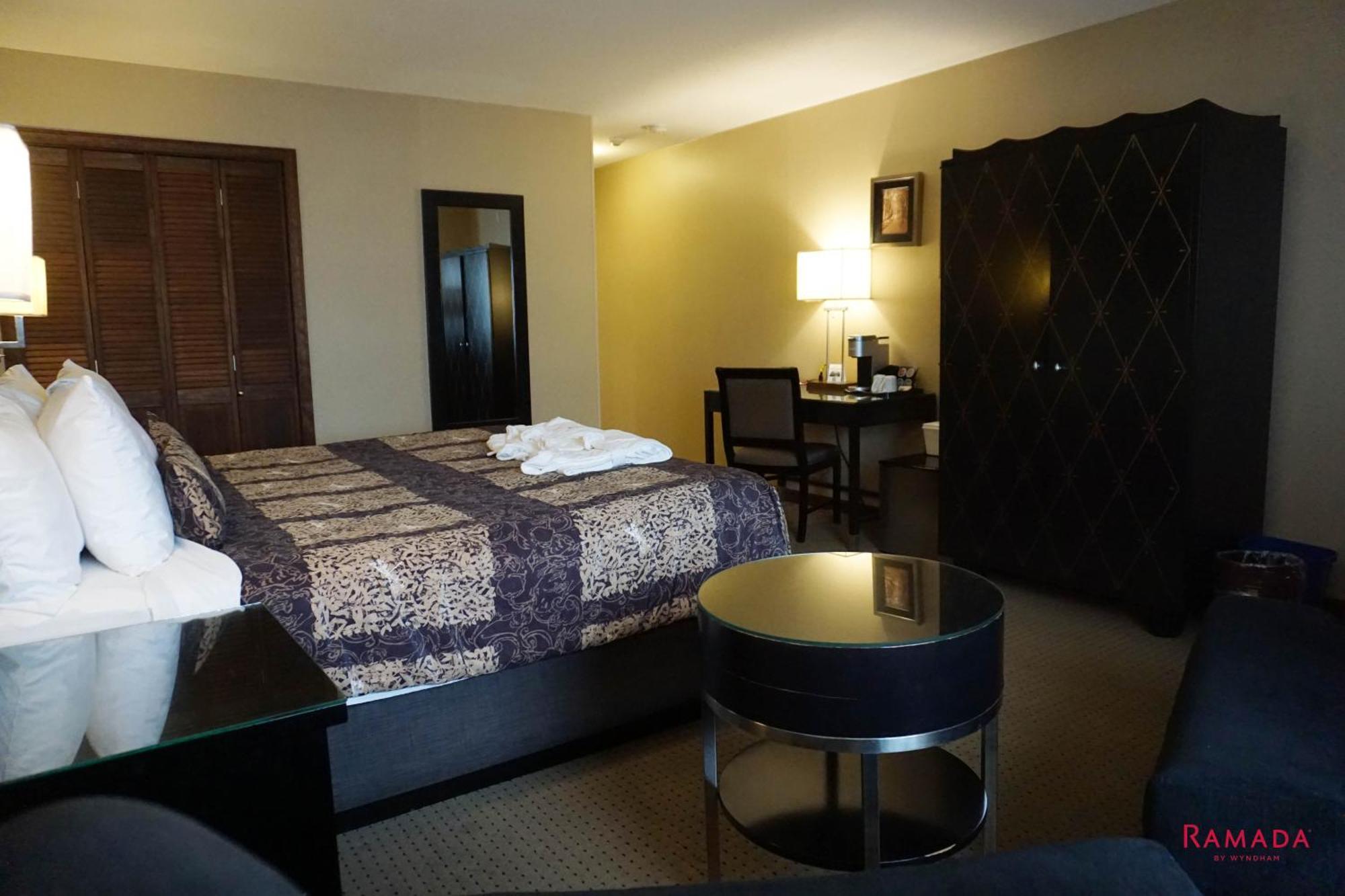 Ramada By Wyndham Kelowna Hotel & Conference Center Екстер'єр фото