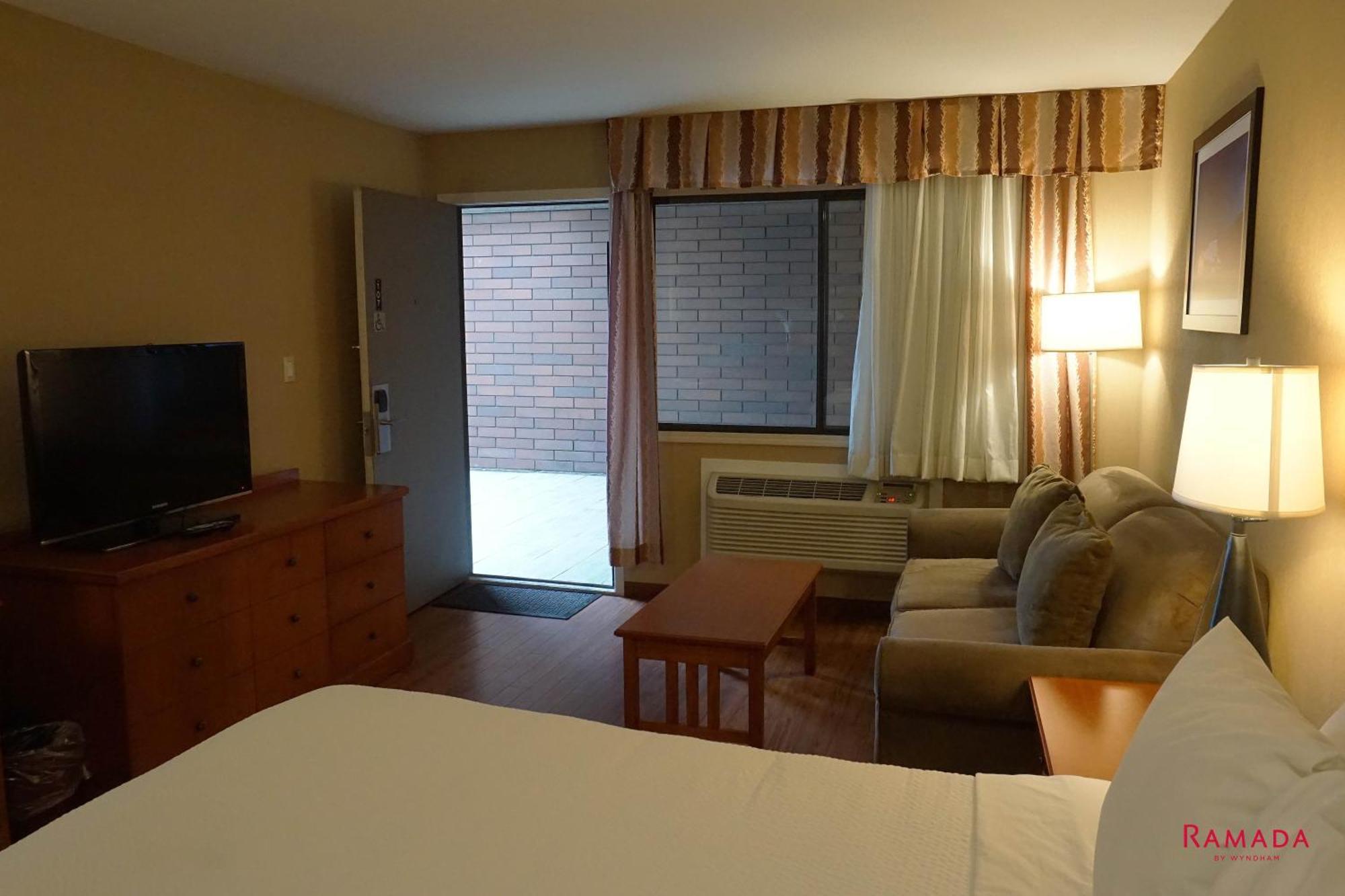 Ramada By Wyndham Kelowna Hotel & Conference Center Екстер'єр фото