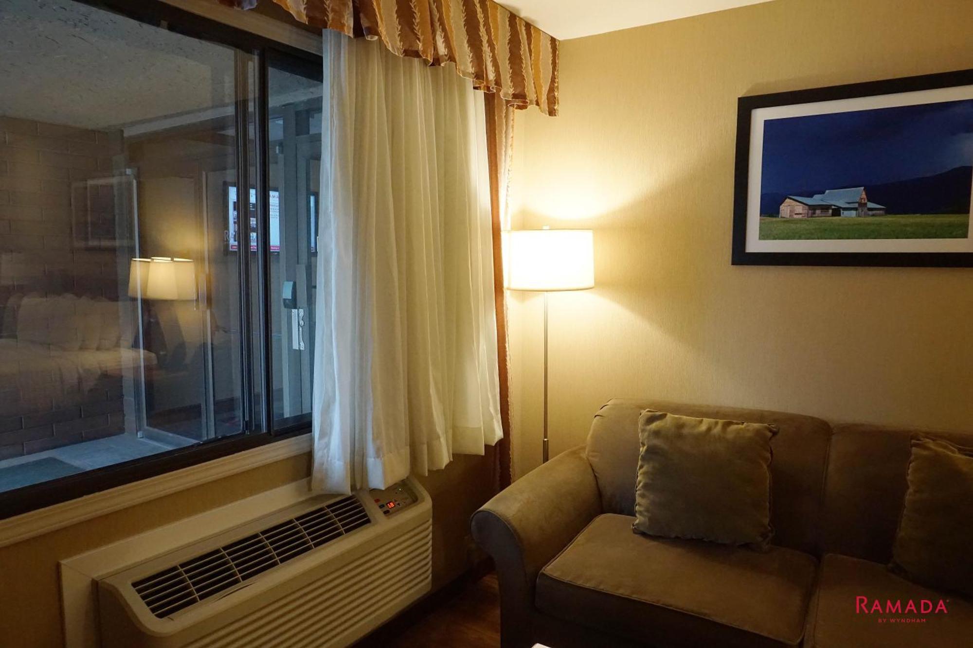 Ramada By Wyndham Kelowna Hotel & Conference Center Екстер'єр фото