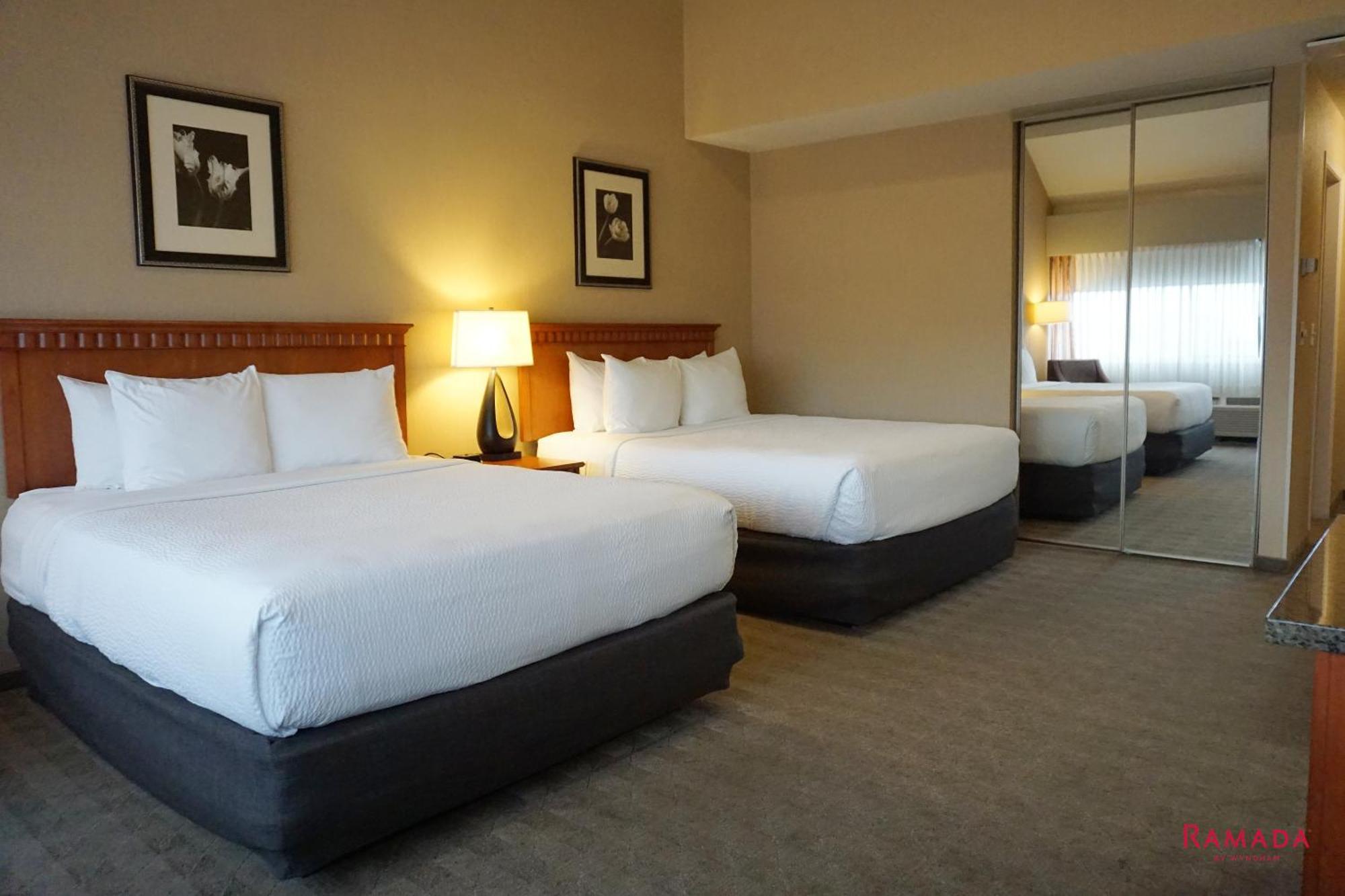Ramada By Wyndham Kelowna Hotel & Conference Center Екстер'єр фото