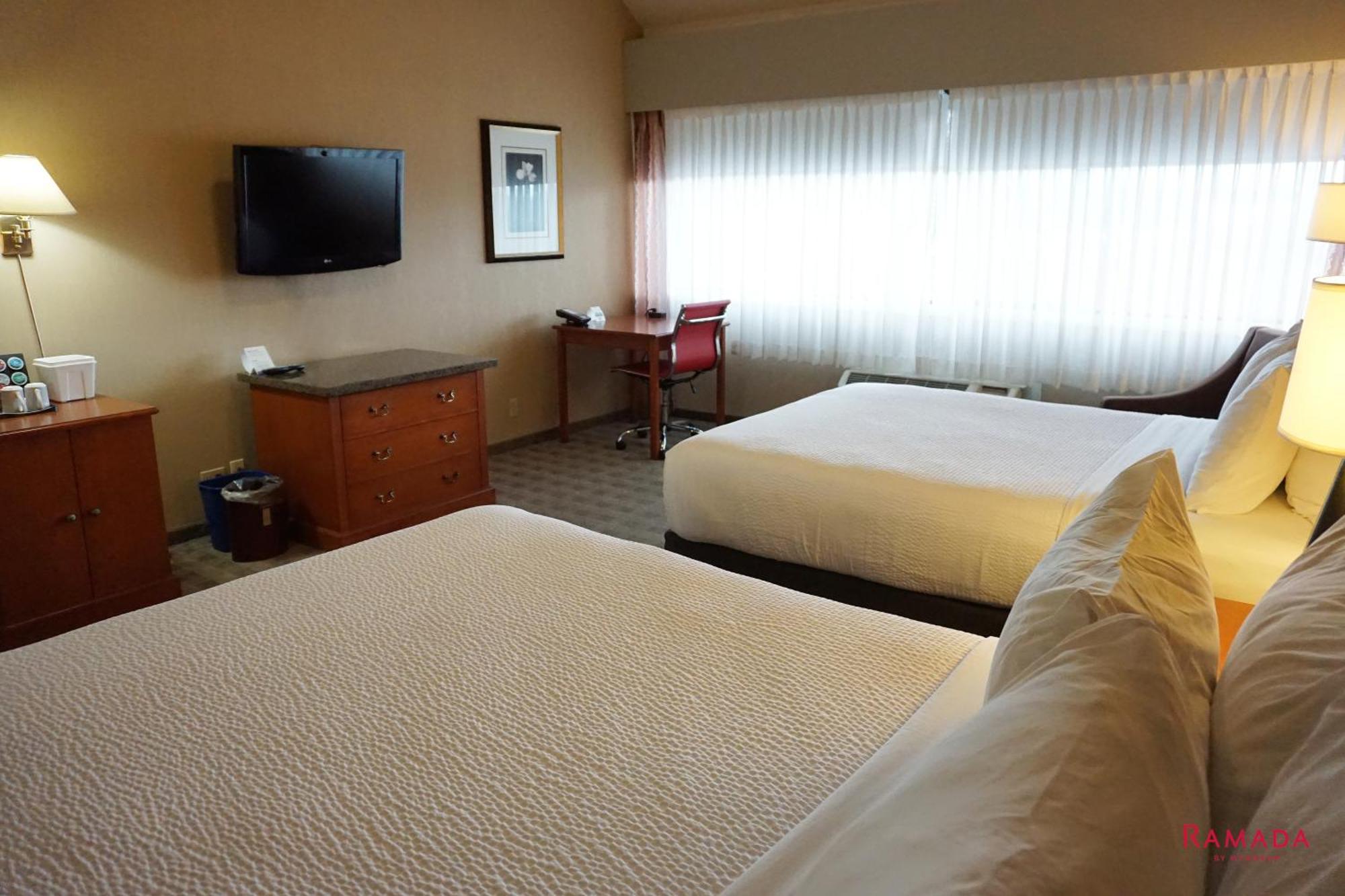 Ramada By Wyndham Kelowna Hotel & Conference Center Екстер'єр фото