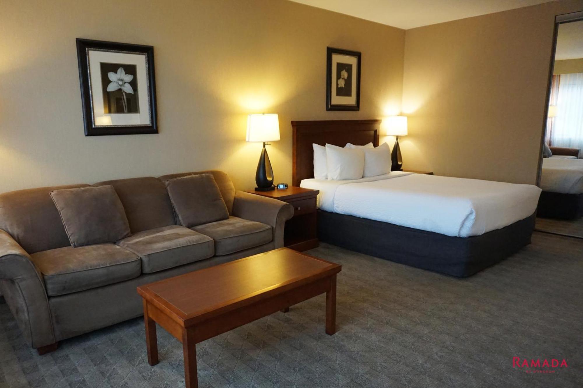 Ramada By Wyndham Kelowna Hotel & Conference Center Екстер'єр фото