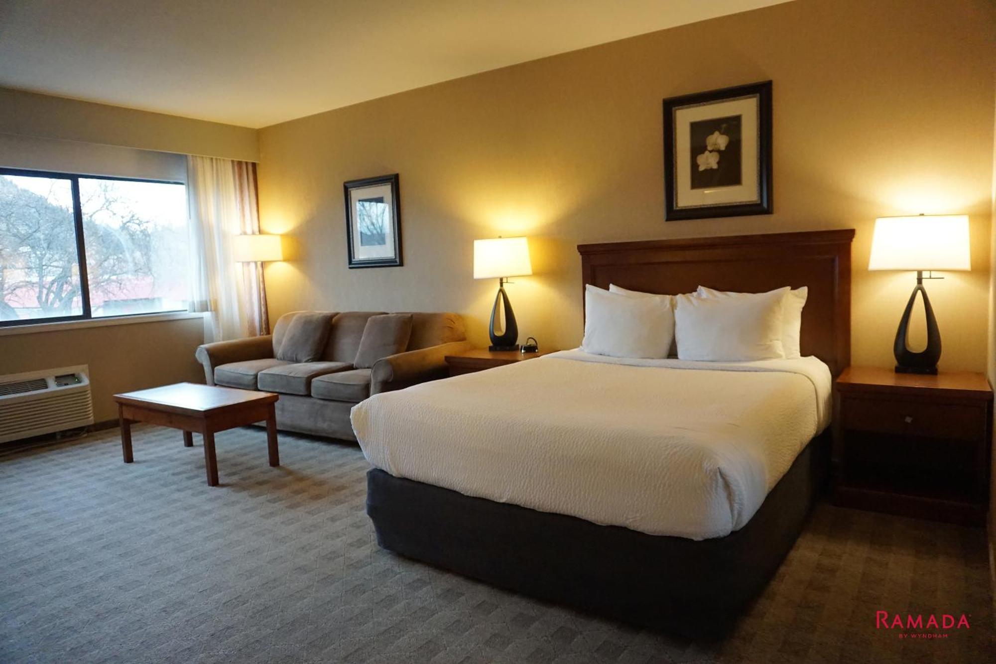 Ramada By Wyndham Kelowna Hotel & Conference Center Екстер'єр фото