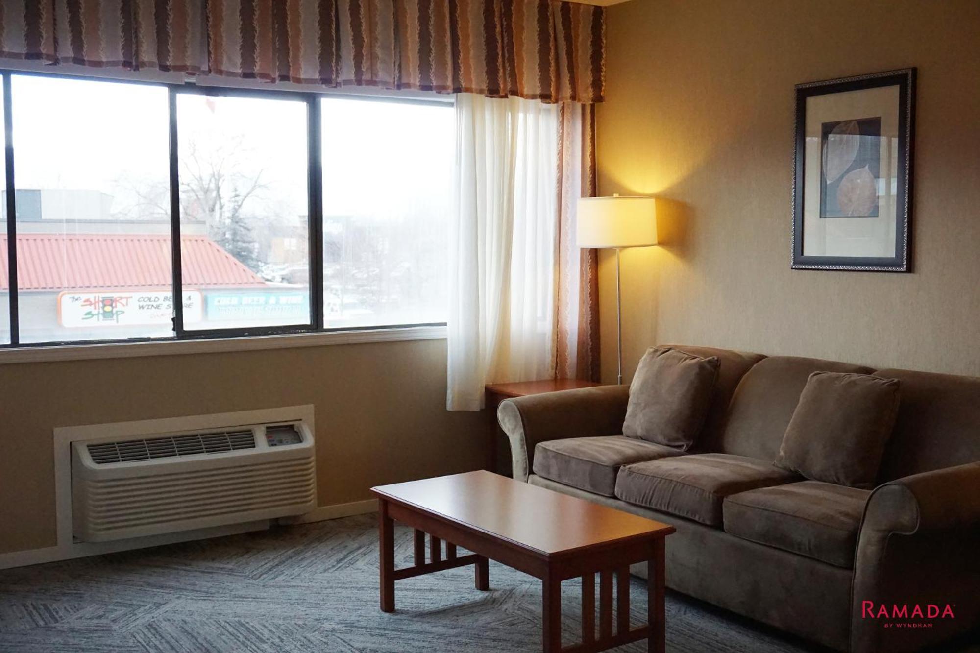 Ramada By Wyndham Kelowna Hotel & Conference Center Екстер'єр фото