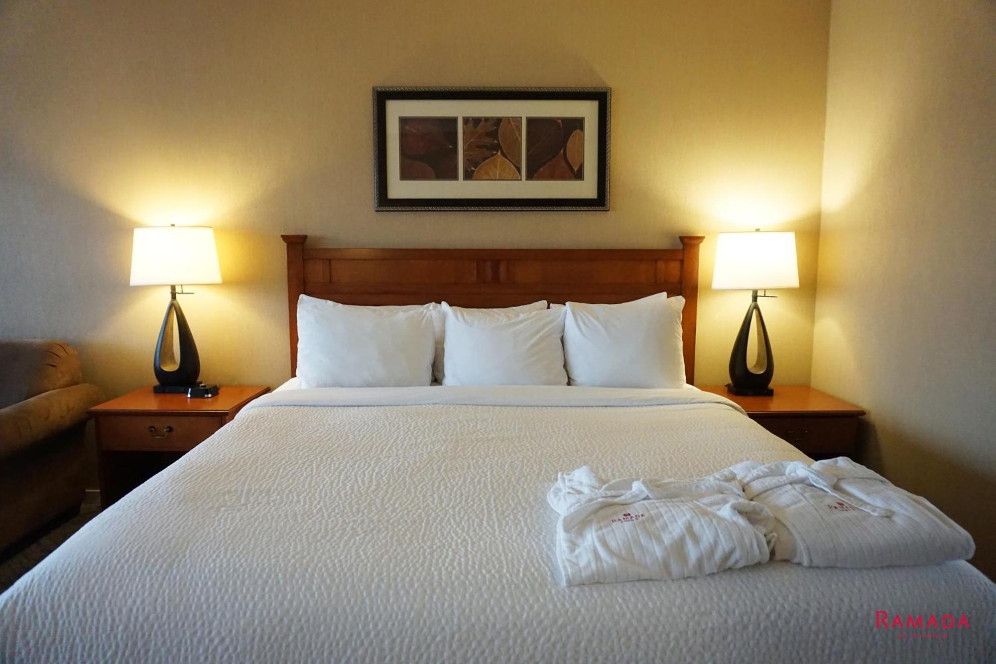 Ramada By Wyndham Kelowna Hotel & Conference Center Екстер'єр фото