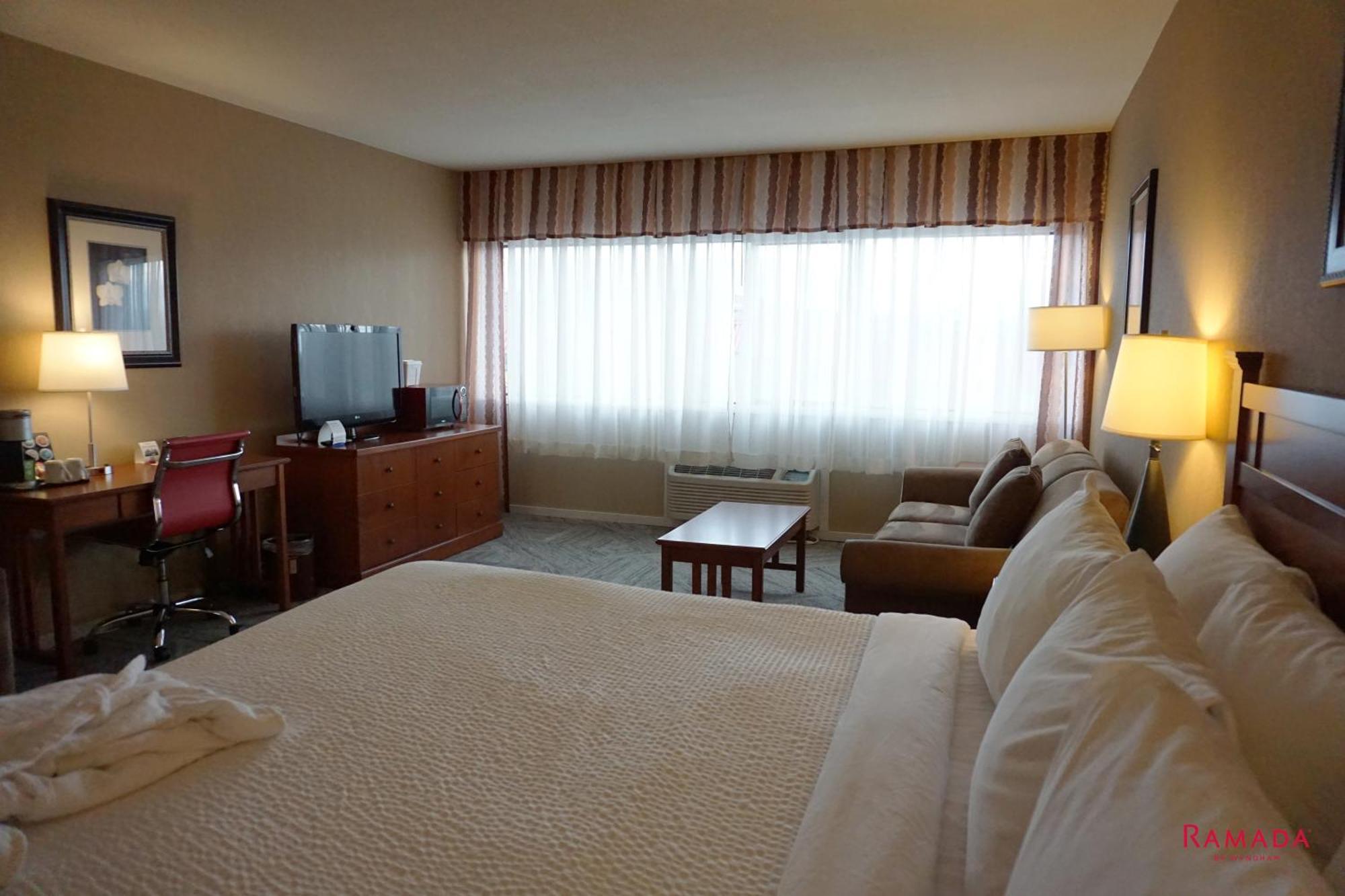 Ramada By Wyndham Kelowna Hotel & Conference Center Екстер'єр фото