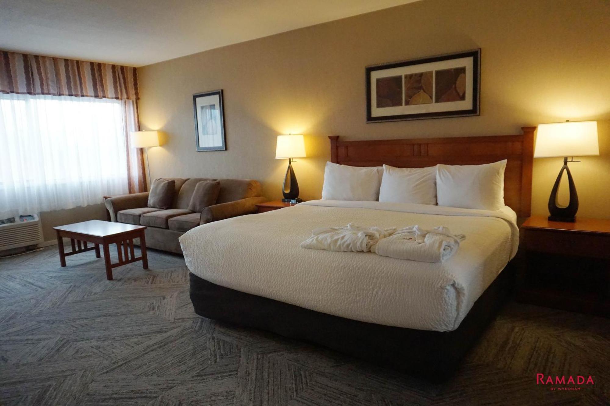 Ramada By Wyndham Kelowna Hotel & Conference Center Екстер'єр фото