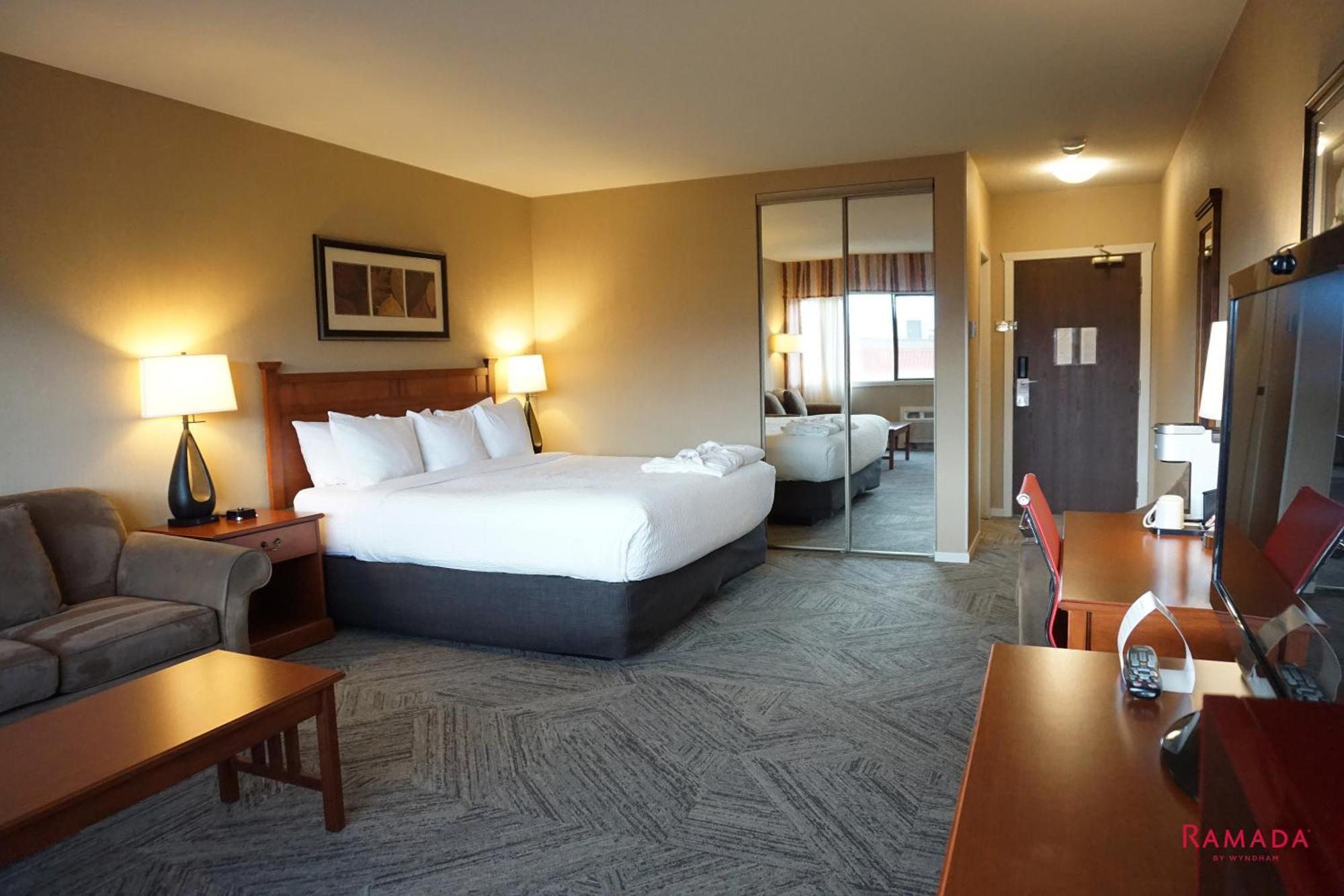 Ramada By Wyndham Kelowna Hotel & Conference Center Екстер'єр фото