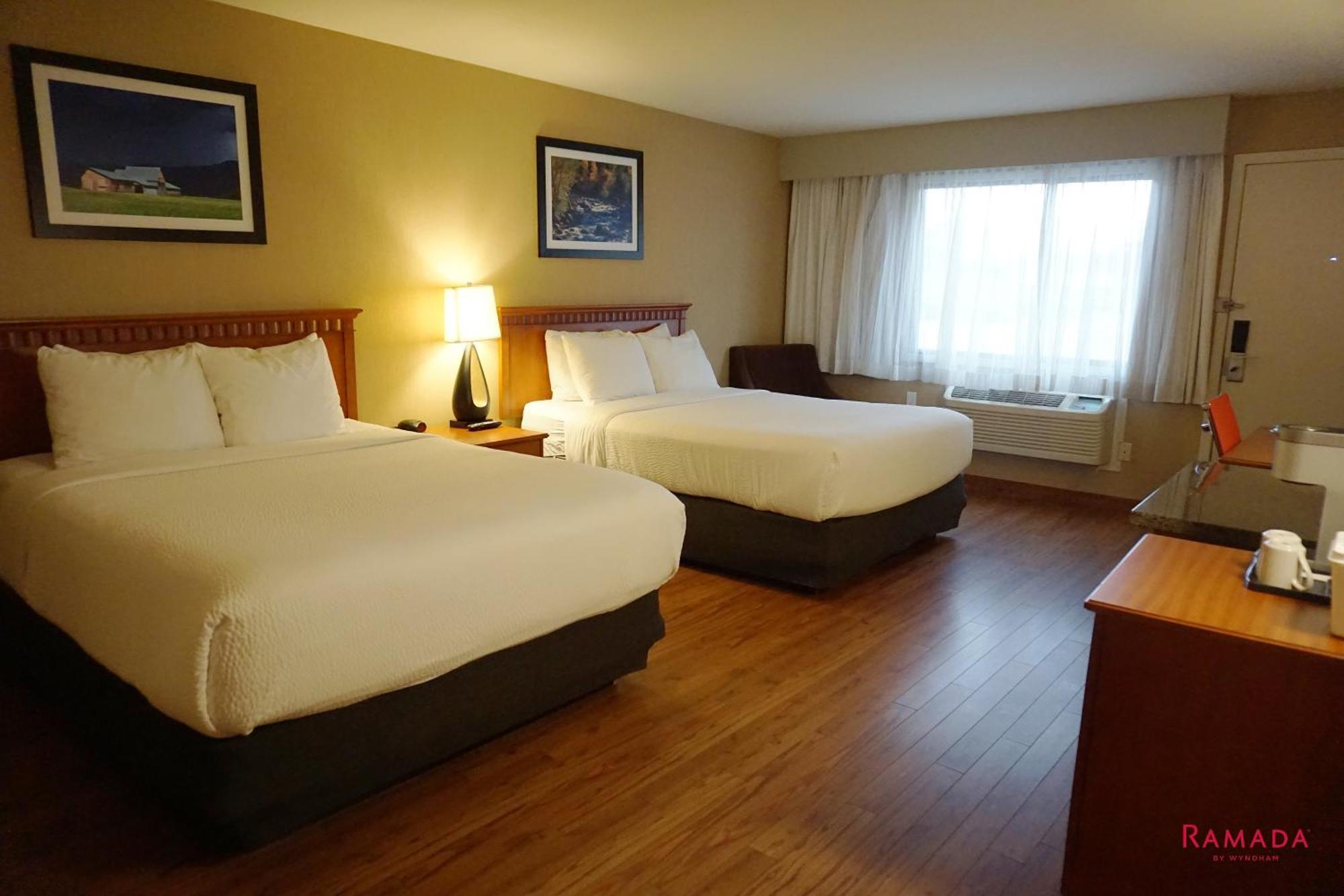 Ramada By Wyndham Kelowna Hotel & Conference Center Екстер'єр фото