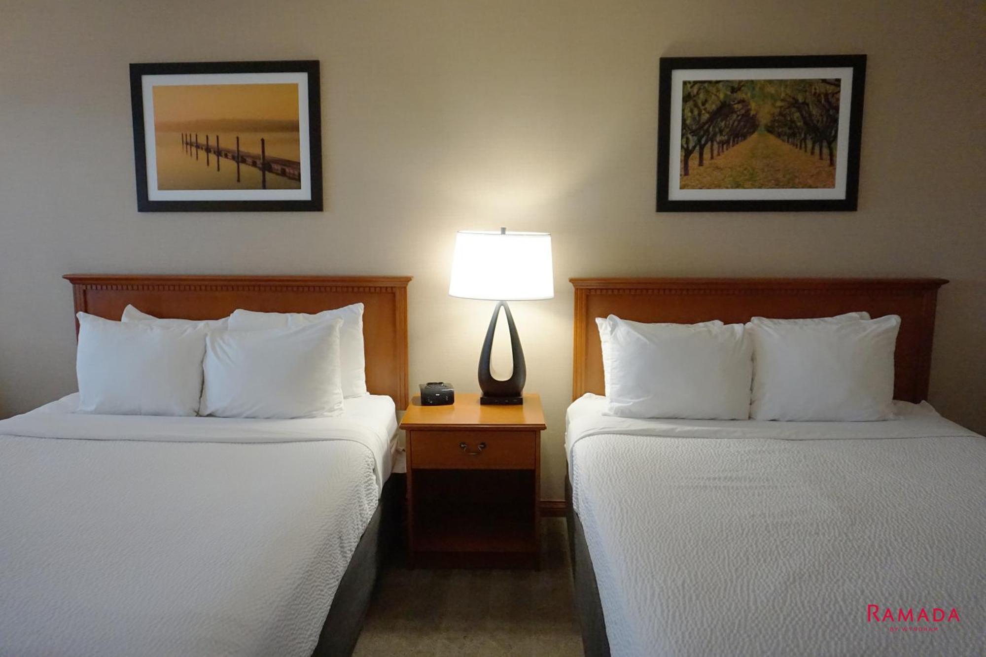 Ramada By Wyndham Kelowna Hotel & Conference Center Екстер'єр фото