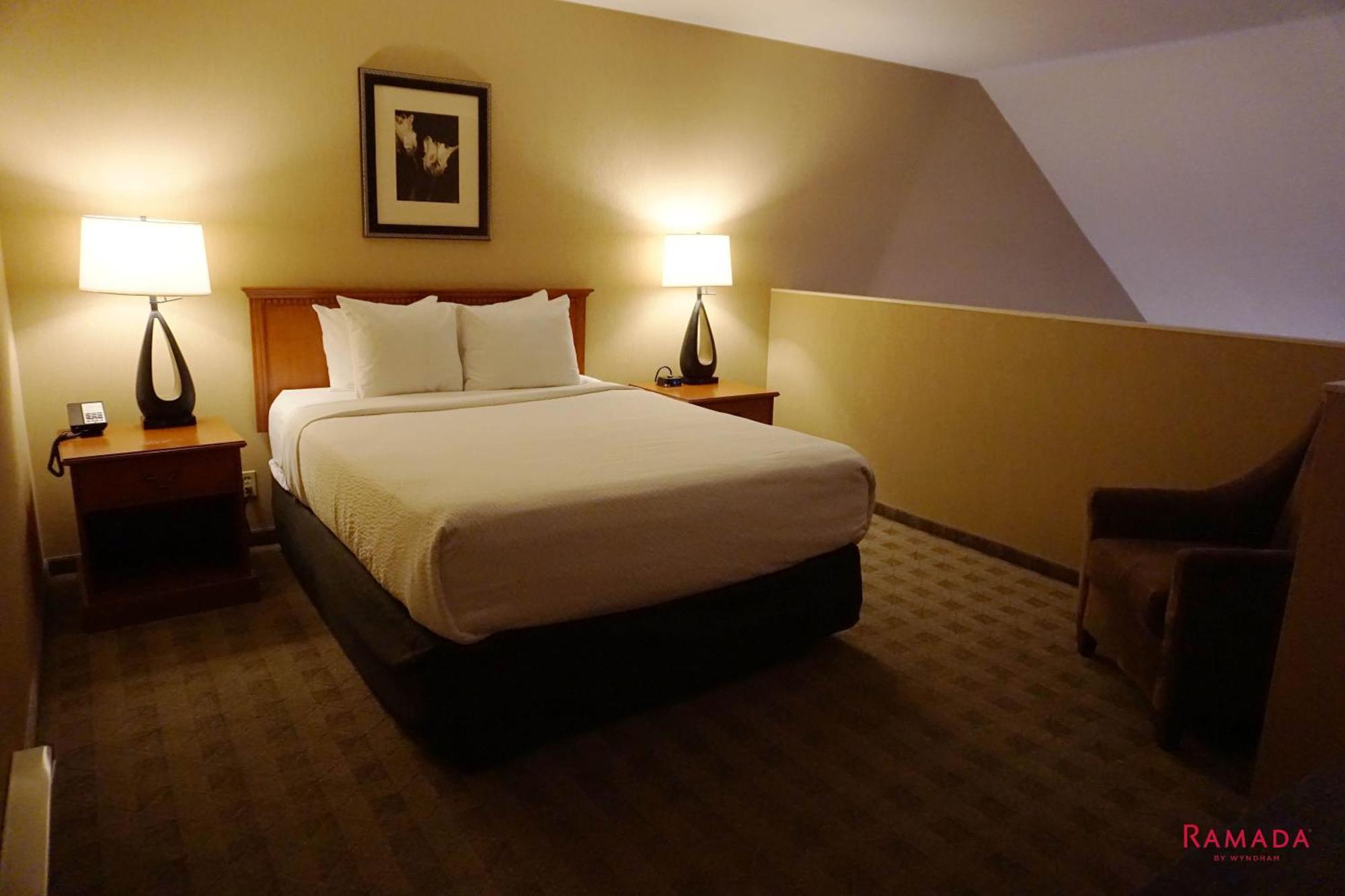 Ramada By Wyndham Kelowna Hotel & Conference Center Екстер'єр фото