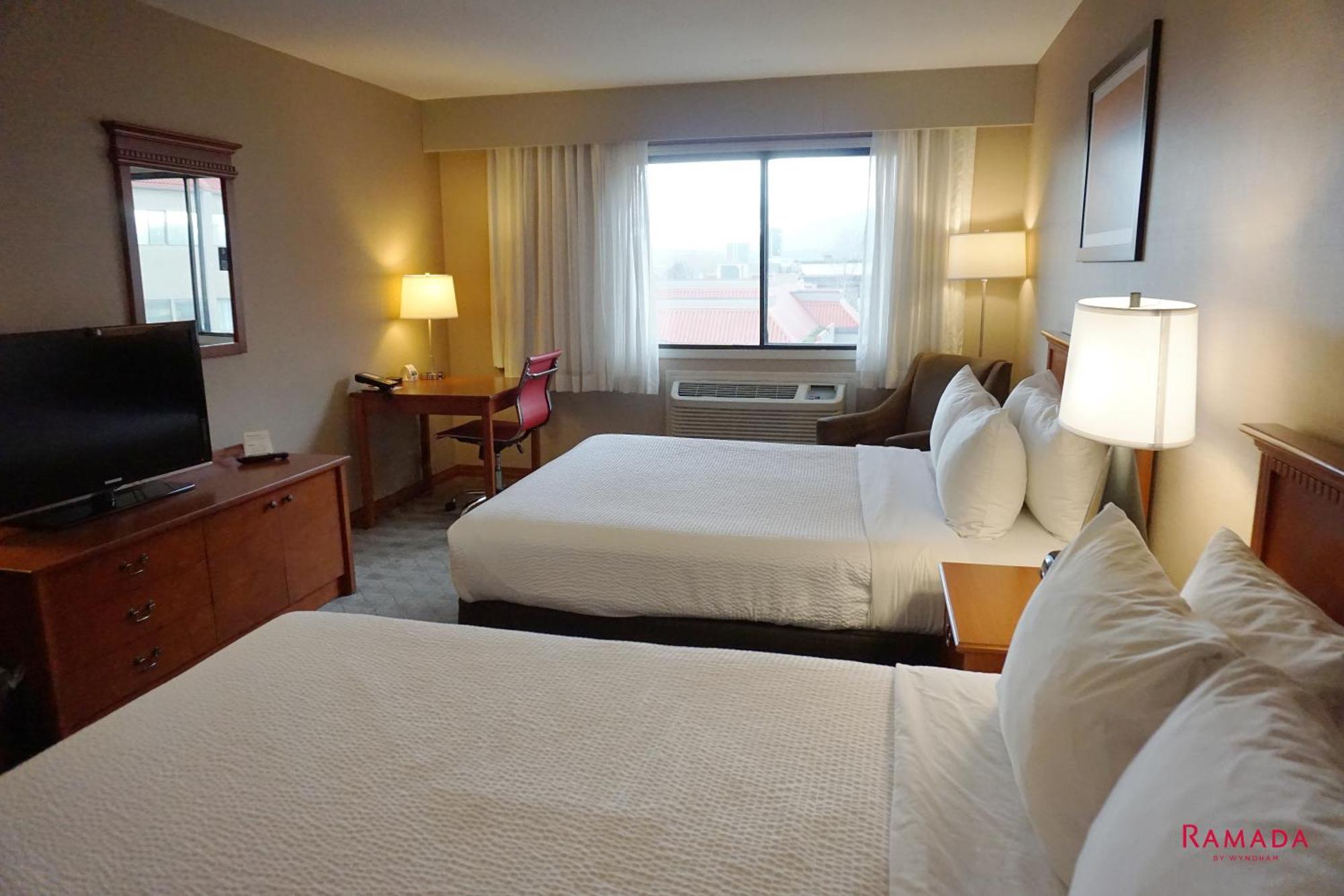 Ramada By Wyndham Kelowna Hotel & Conference Center Екстер'єр фото