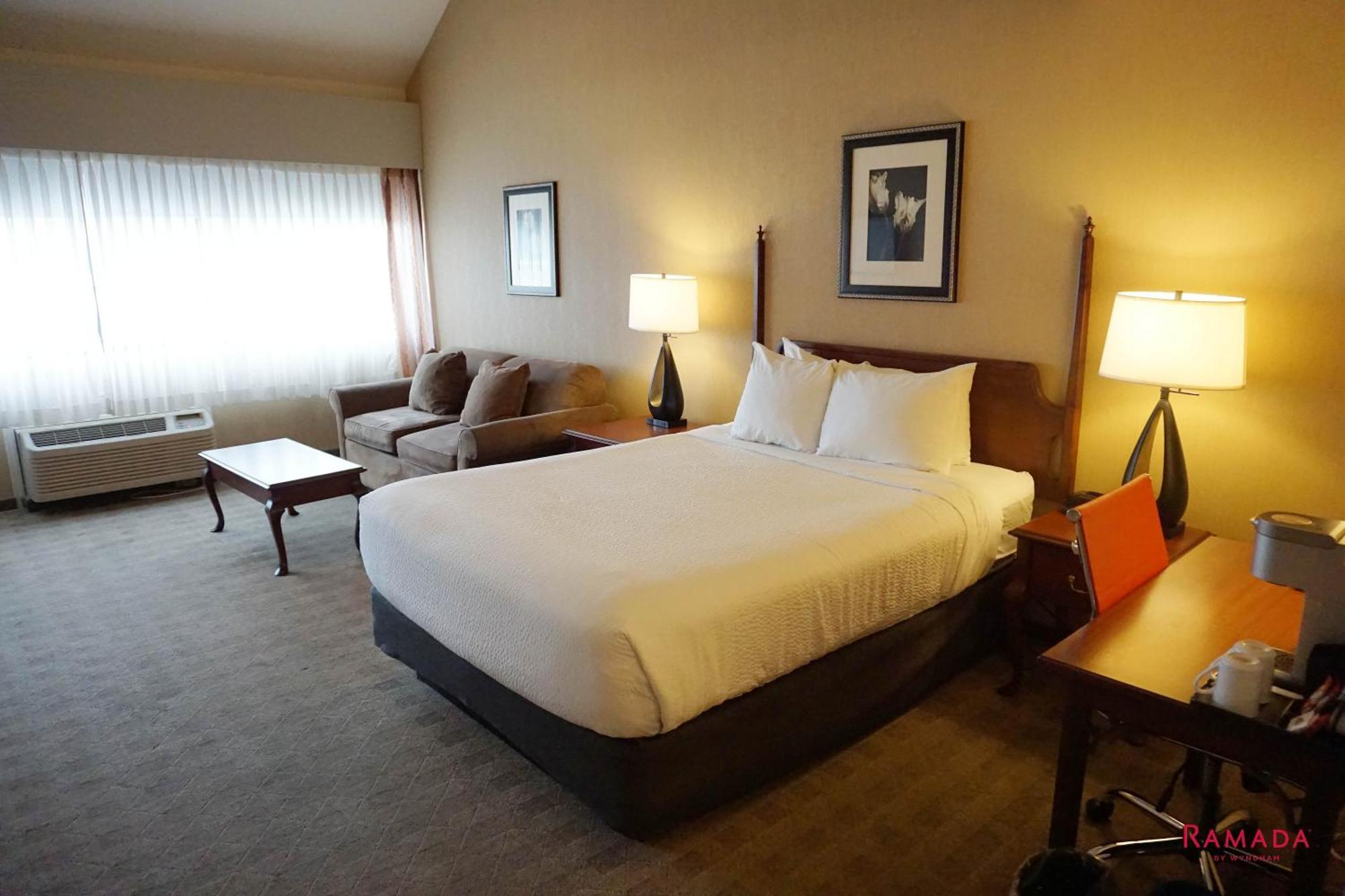 Ramada By Wyndham Kelowna Hotel & Conference Center Екстер'єр фото