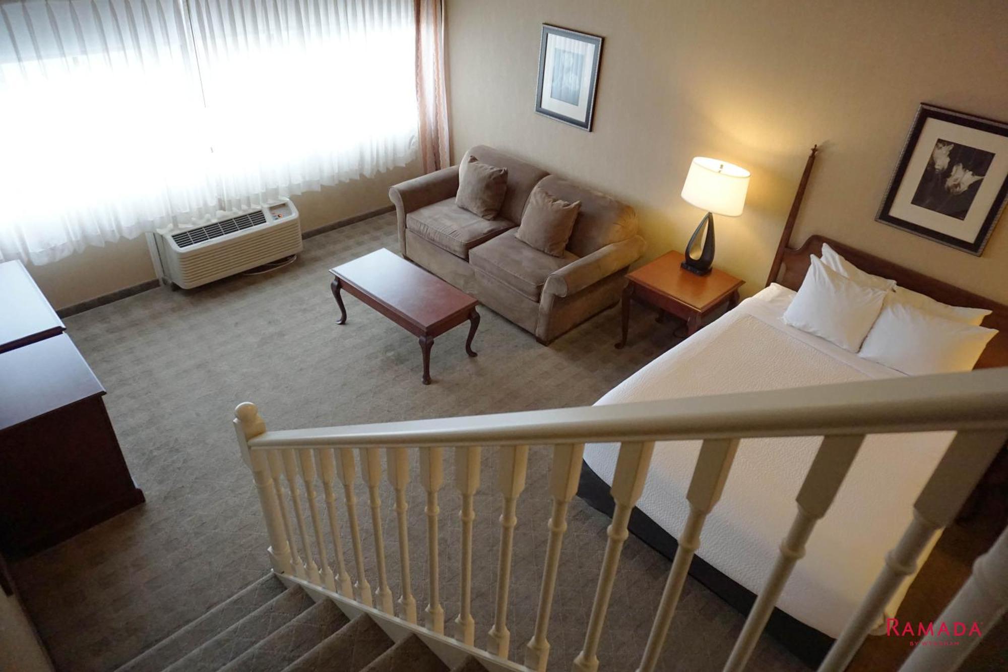 Ramada By Wyndham Kelowna Hotel & Conference Center Екстер'єр фото