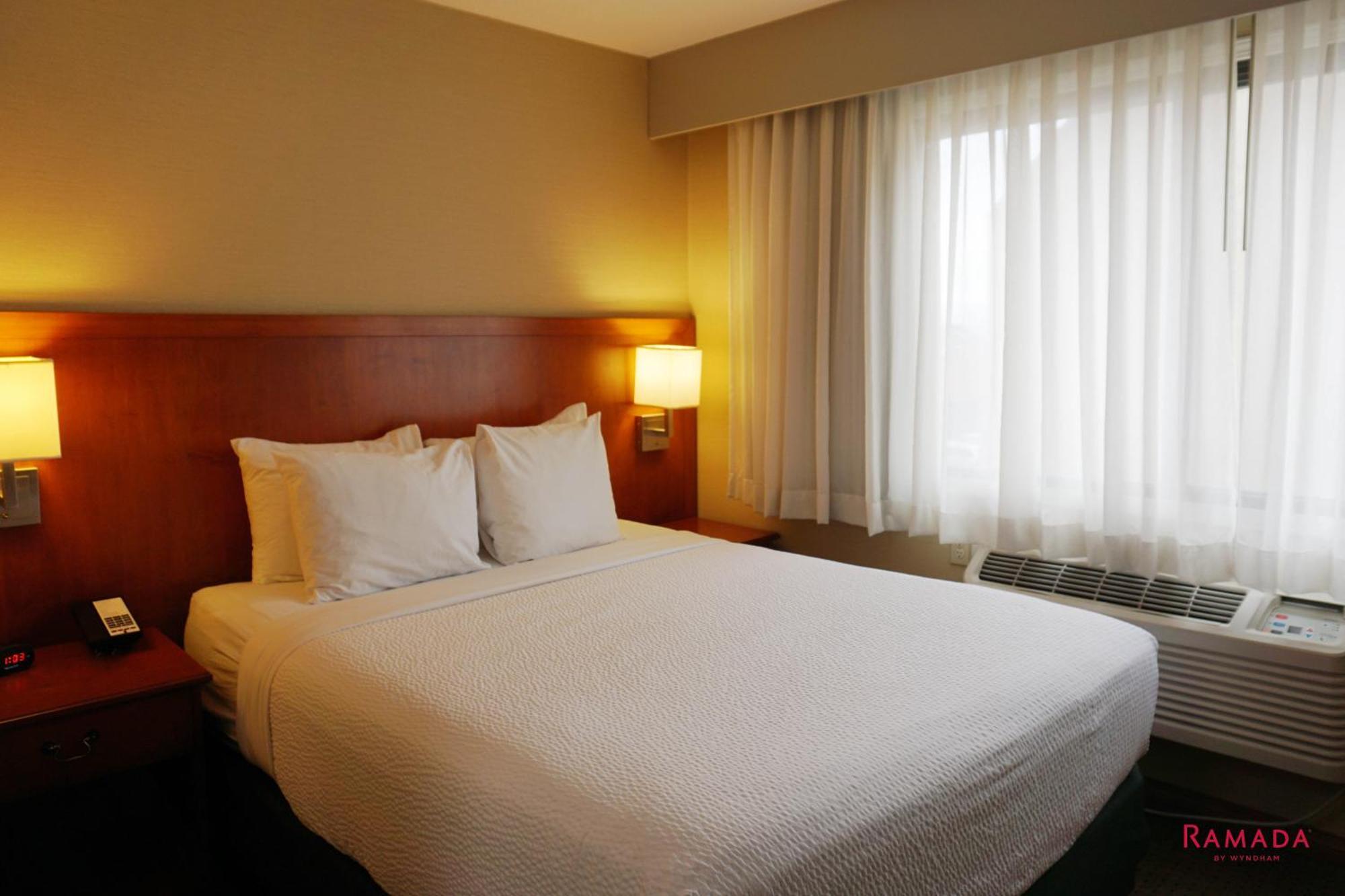 Ramada By Wyndham Kelowna Hotel & Conference Center Екстер'єр фото