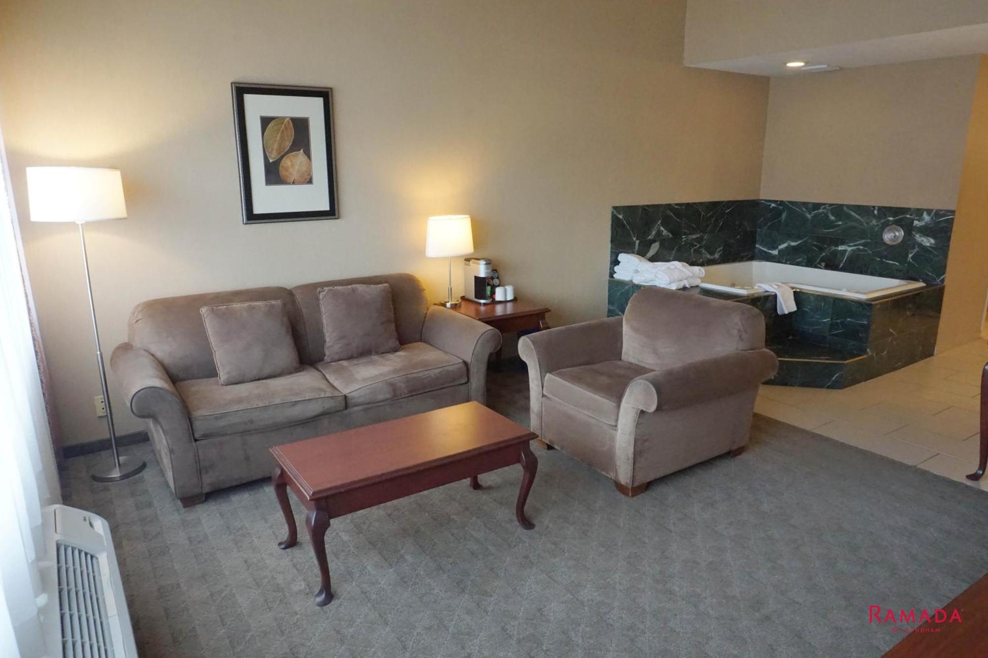 Ramada By Wyndham Kelowna Hotel & Conference Center Екстер'єр фото