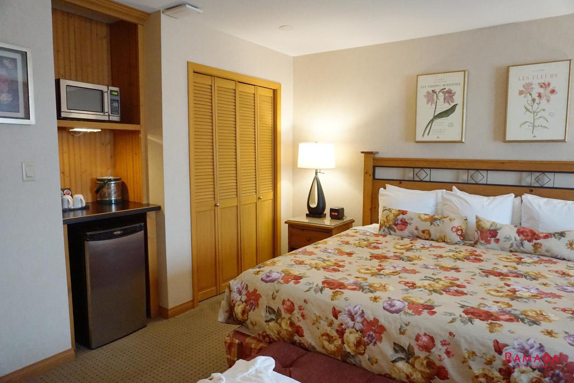 Ramada By Wyndham Kelowna Hotel & Conference Center Екстер'єр фото