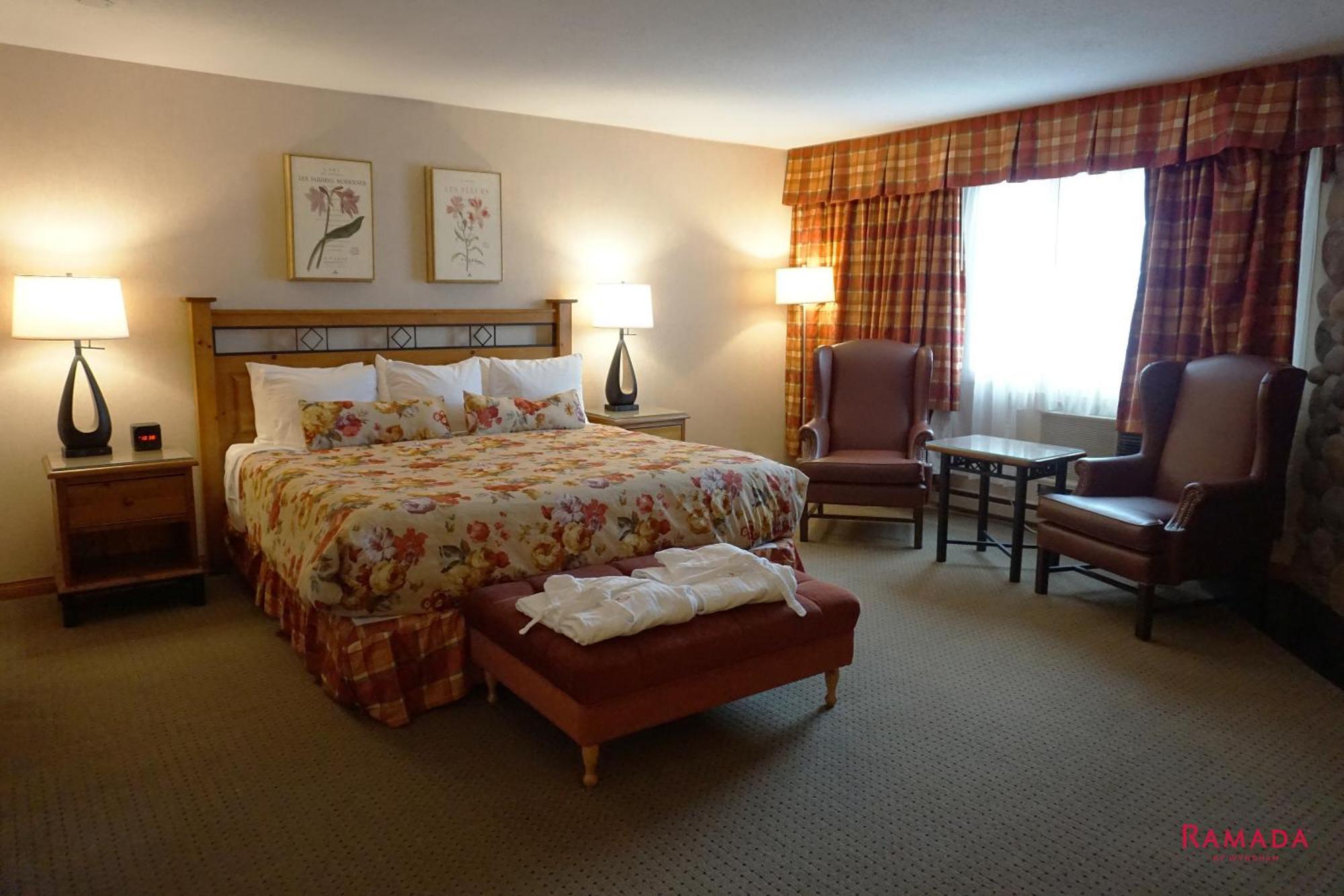 Ramada By Wyndham Kelowna Hotel & Conference Center Екстер'єр фото